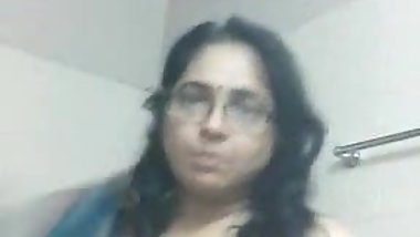 Indian mature aunty taken selfi nude bath clip for her frien