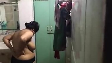 Indian Aunt With Big Boobs Hiddencam Bathing.mp4