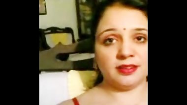 Pakistani Muslim Wife shows hairy Fuddi Vulva and plump Bhosree Cunthole