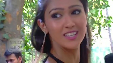 Hot indian girls showing their belly buttons