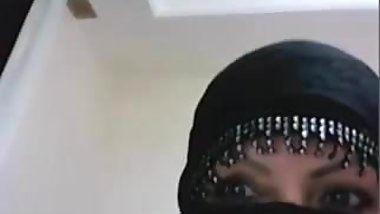Indian aunty shows her body