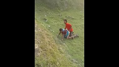 Deshi bhabhi sex outdoor be dewar ! Bhabhi ki chudai khet me