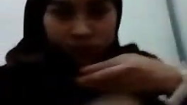 Hijab girl in wc