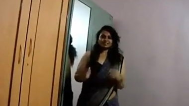 Indian wifey shows her tits every chance she gets