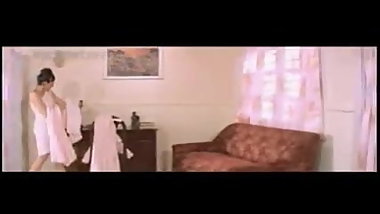INDIAN CELEB KAREEENA KAPOOR SHOWING HER NAKED BACK