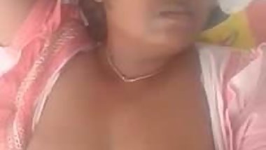 hot indian aunty show big boobs