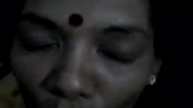 Indian Aunty allowed her Partner to release CUM on her Backs