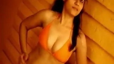 Gorgeously sexy Indian knows how to pose for the camera