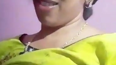 Aunty show her boobs