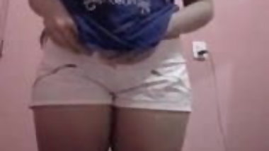 Very Hot NRI Indian College Girl Exposing