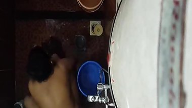 Desi Bhabhi Gets Captured while Bathing 2