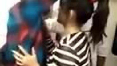 22 lovers Kissing in delhi metro