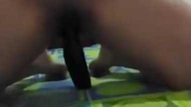Chica se masturba con pepino