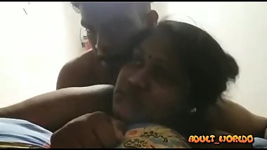 Bangalan mallu aunt having fun with her dever