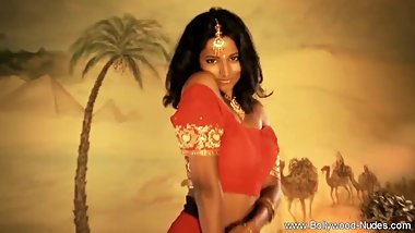 Bollywood Babe Loves To Expose Herself