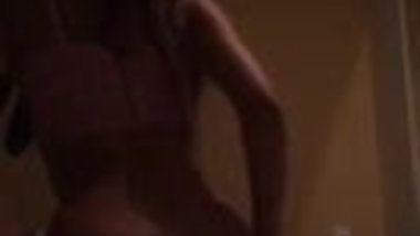 Hot girl exhibitting her beautiful ass