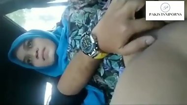 A medical student playing with her mature teacher's pussy in car