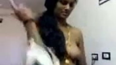 Hot Southindian Aunty Show her assests