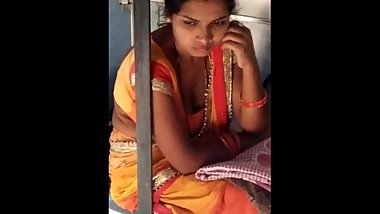 Mallu aunty exposing her boobs in public