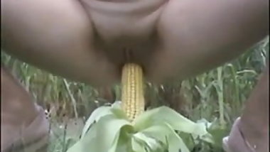 India se masturba en el campo
