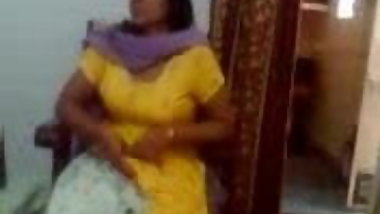 Indian sex video of an Indian aunty showing her big boobs