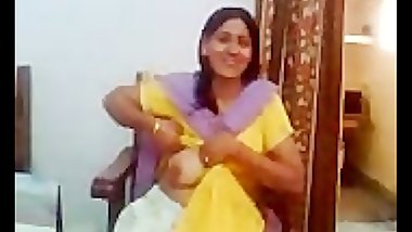 Indian Aunty Showing her Boobs