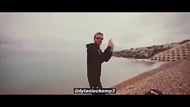 Pinagkakantun ni Pewdiepie ang mga Indiano