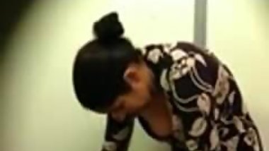 Yummy Indian MILF Hidden Changing Room Clip