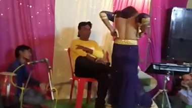 boob show while dancing