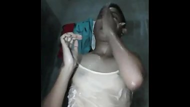 Indian Sexy Girl Bushra Bathing
